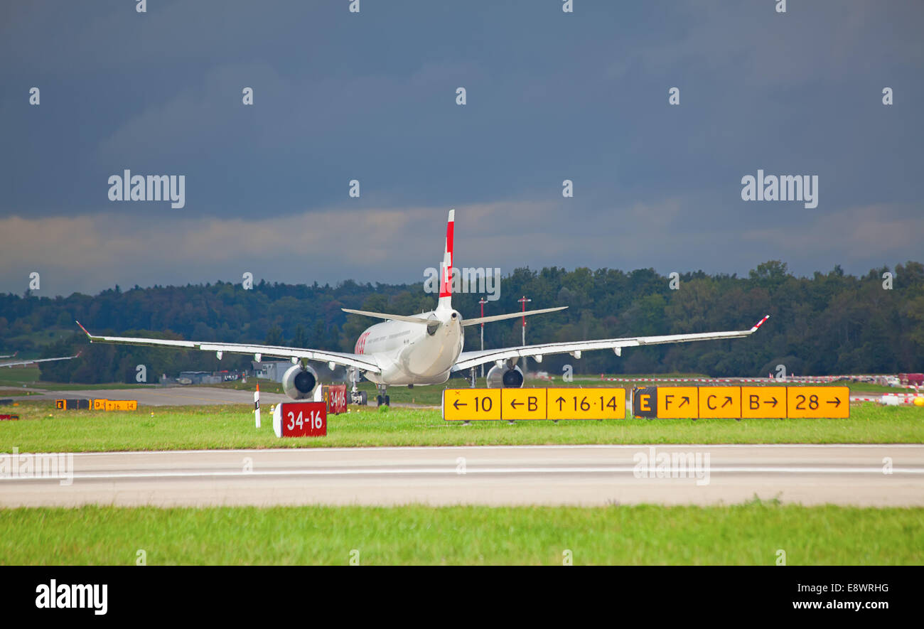 ZURICH - 21 septembre : Swiss A-330 la queue pour décoller à l'aéroport de Zurich le 21 septembre 2014 à Zurich, Suisse. Zurich Banque D'Images