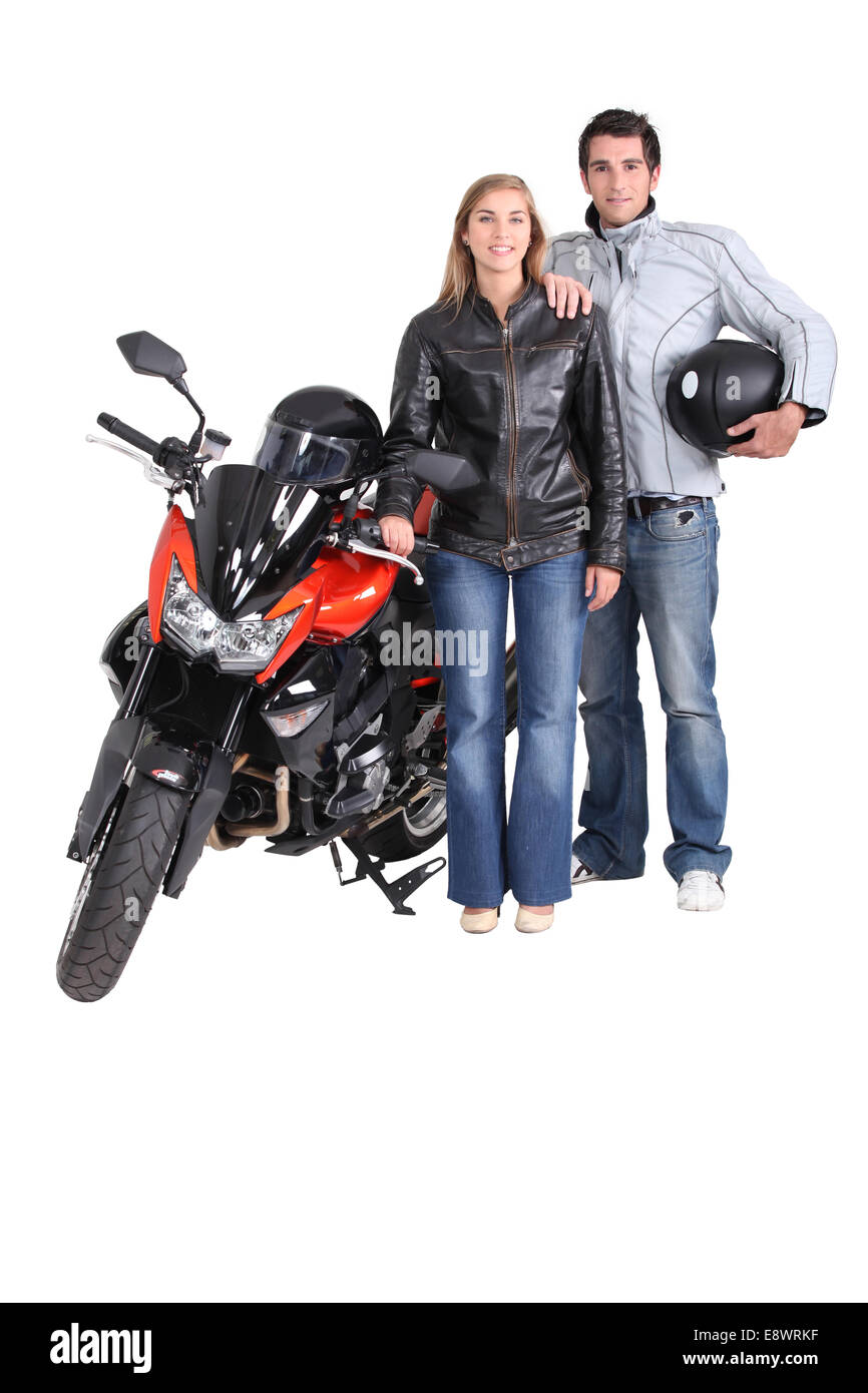 Biking couple avec une moto rouge Banque D'Images