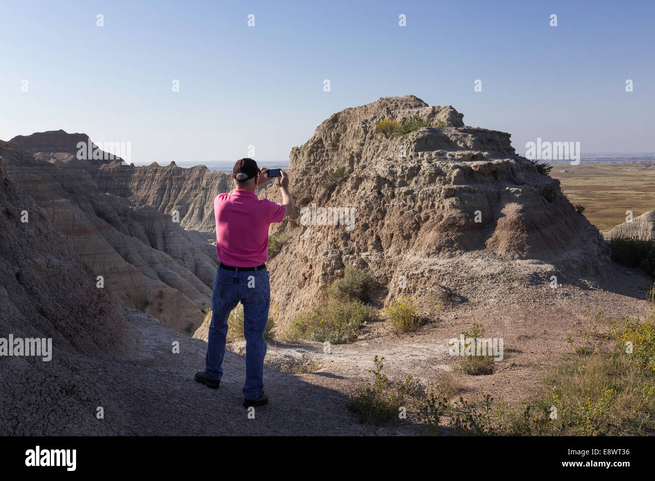 Mâle mature Tourist Taking Photo, Badlands National Park, South Dakota, USA Banque D'Images