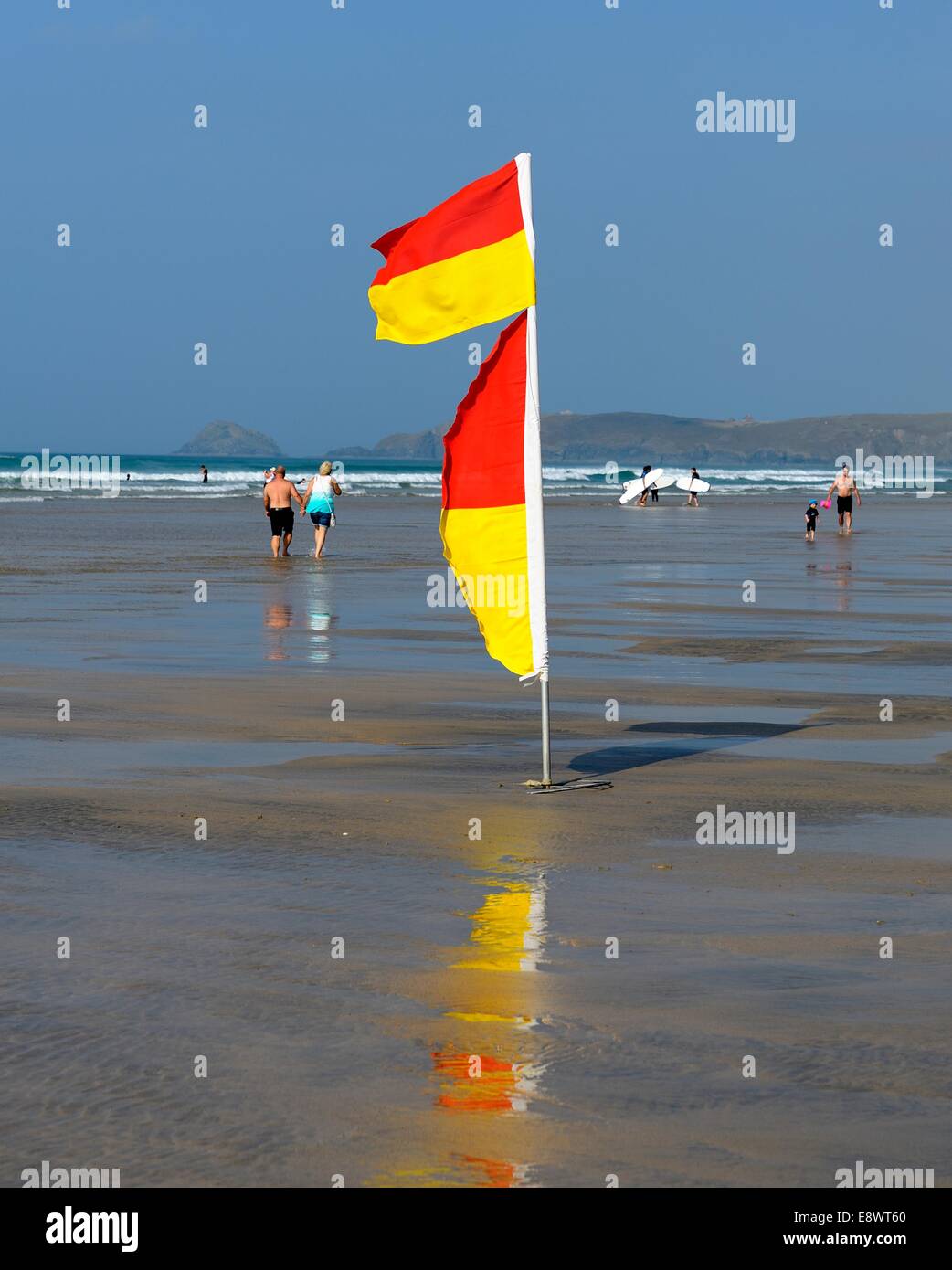 Lifeguard en devoir drapeaux Rolvenden Cornwall England uk Banque D'Images