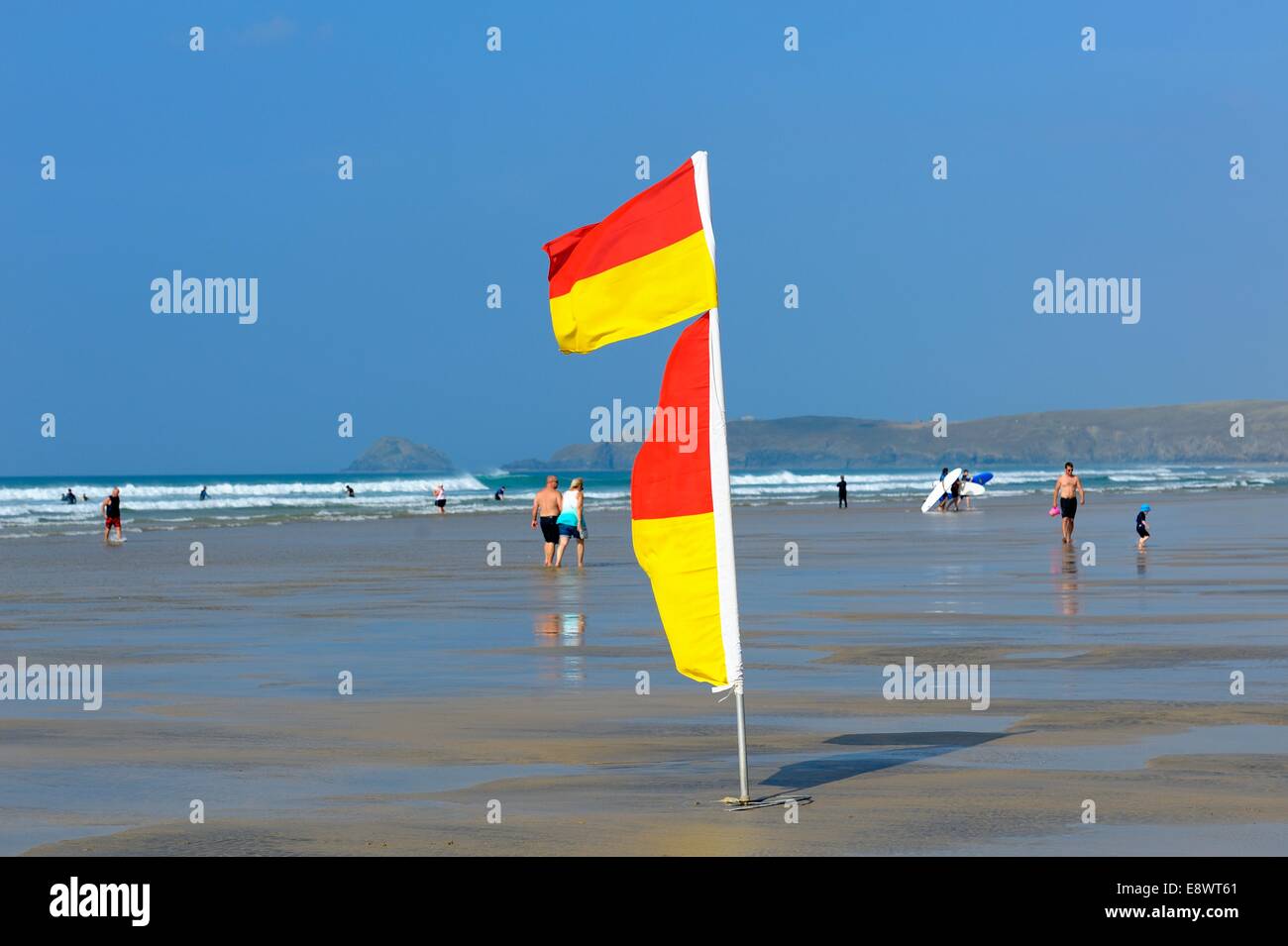 Lifeguard en devoir drapeaux Rolvenden Cornwall England uk Banque D'Images
