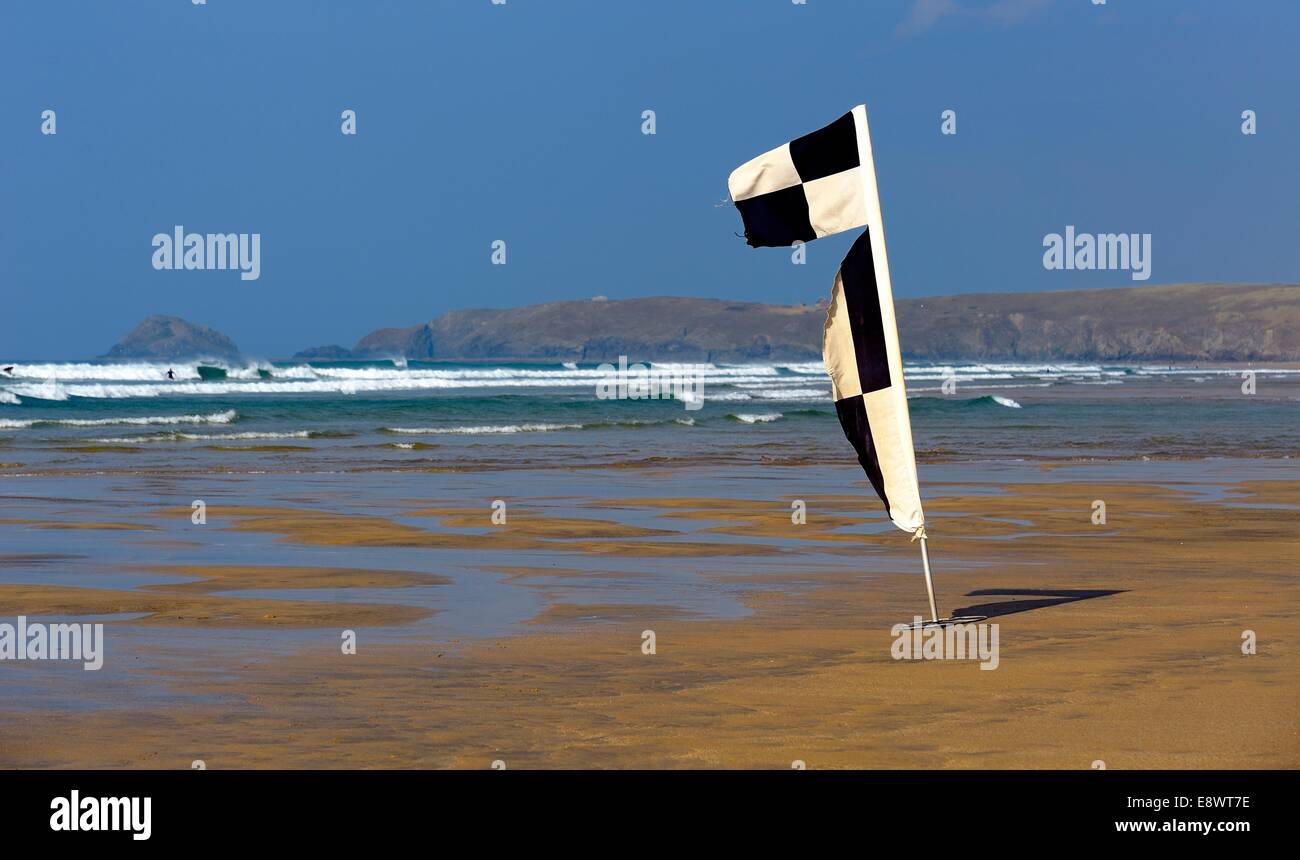 Limite de la zone de sécurité marqueurs Pavillon Broad Oak beach Cornwall England uk Banque D'Images