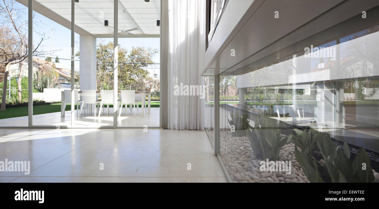 Jardin des cactus et terrasse extérieure de Z House, Israël, Moyen Orient. Banque D'Images