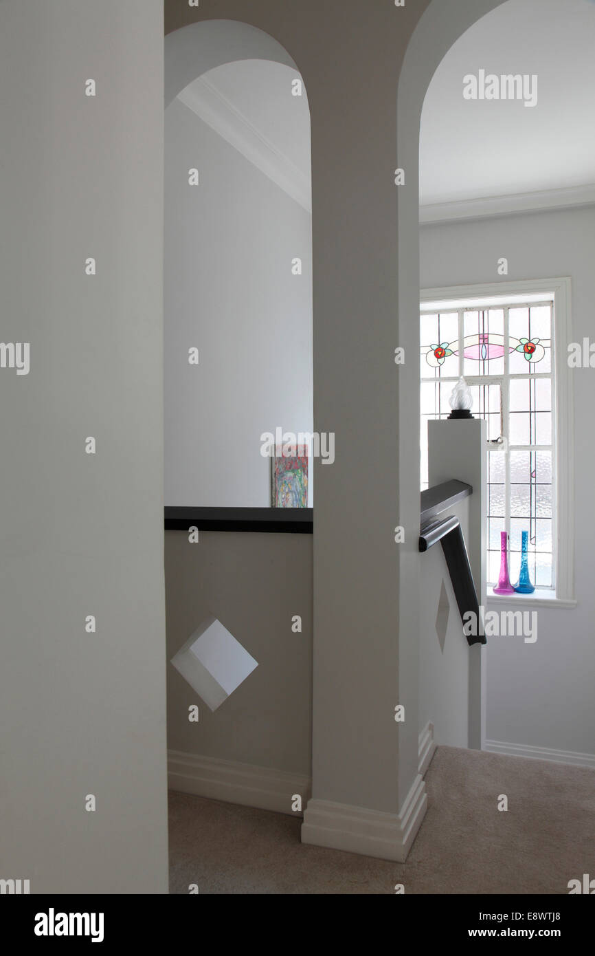 Ouvertures en plein cintre sur escalier avec vitraux Art déco dans la maison, Brighton, Royaume-Uni. Banque D'Images