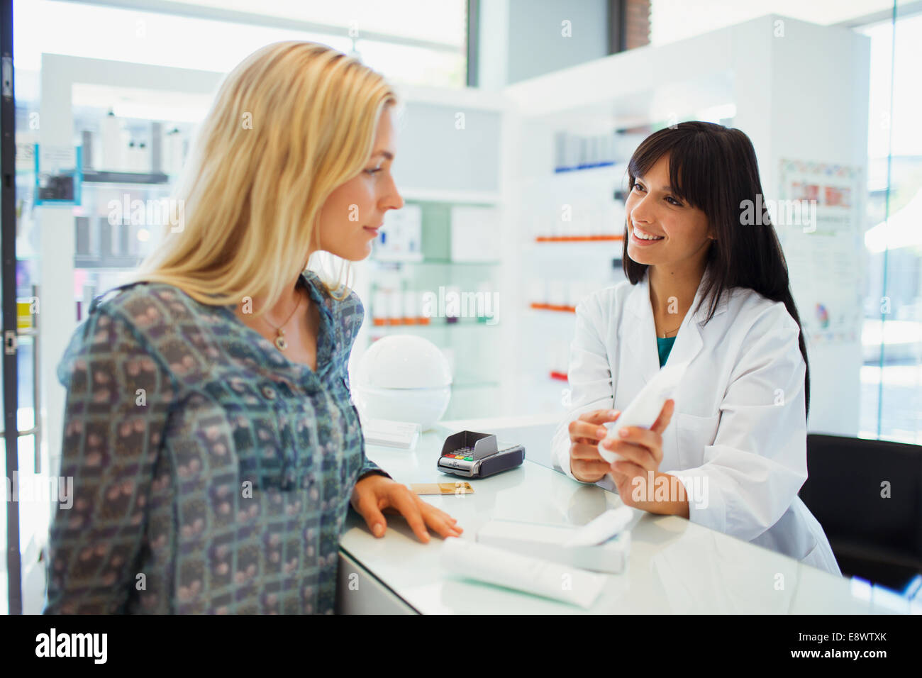 Femme de discuter avec votre pharmacien pharmacie de produits Banque D'Images