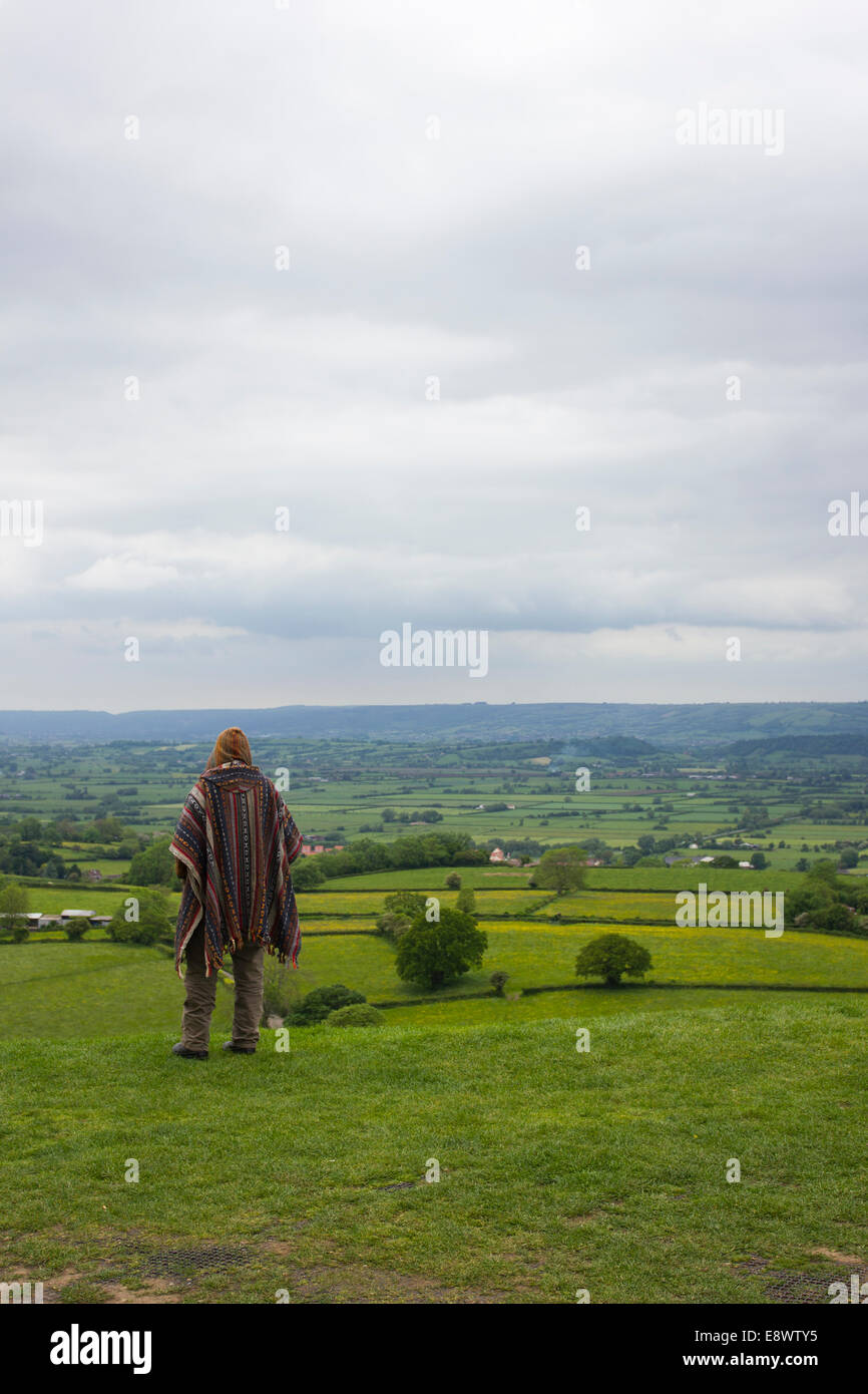 L'homme à admirer la vue à partir de la Tor de Glastonbury, Somerset, England, UK Banque D'Images