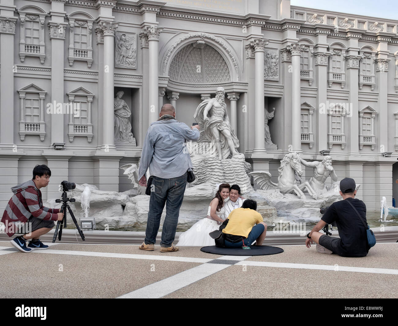 Photographe de mariage. Un endroit de style Venise utilisé comme arrière-plan pour une séance de mariage thaï avec la mariée, la groom, le photographe et les assistants. Thaïlande Banque D'Images