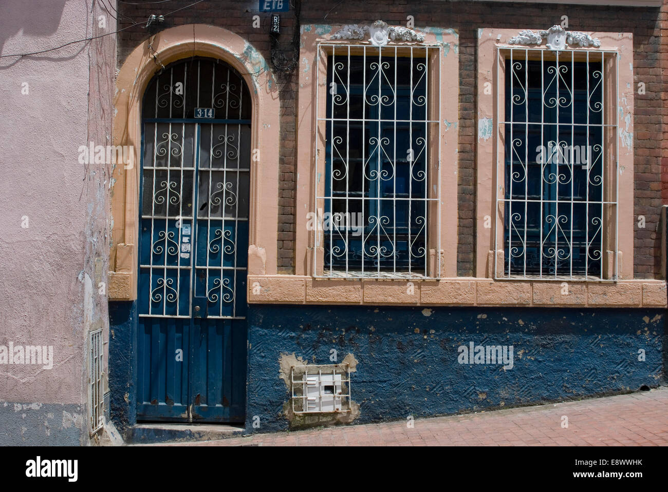 Porte et fenêtre avec grille dans la Candelaria (ancienne partie de la ville), Bogota, Colombie Banque D'Images