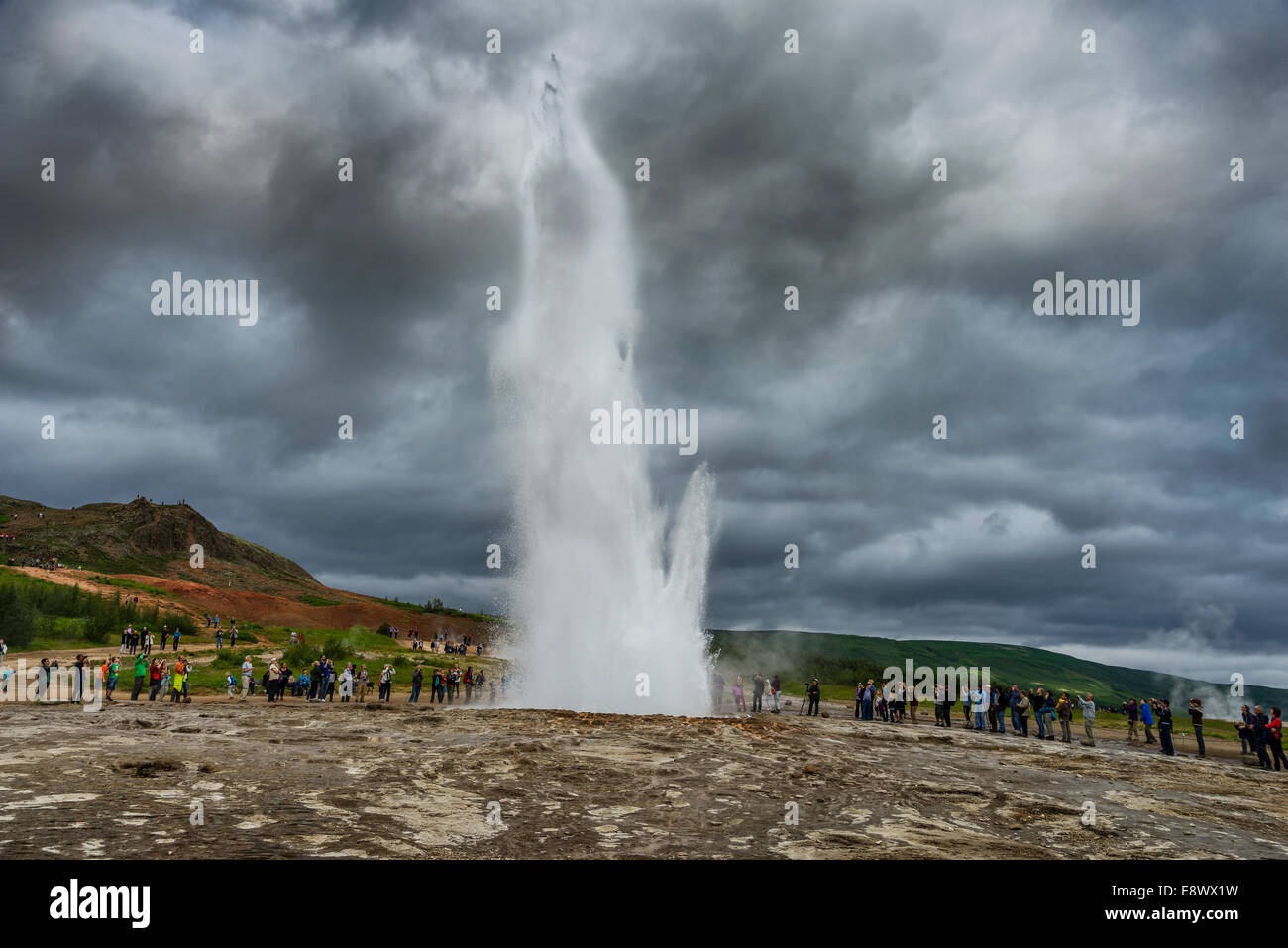 Strokkur en éruption. Strokkur est un geyser fontaine par la rivière Hvita dans la vallée de Haukadalur, Islande. Banque D'Images