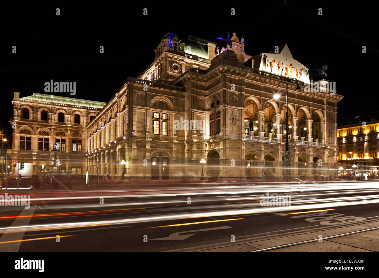 Sentiers de la circulation à l'extérieur de l'Opéra de Vienne la nuit Staatsoper 1861-69, Wien, Autriche Banque D'Images