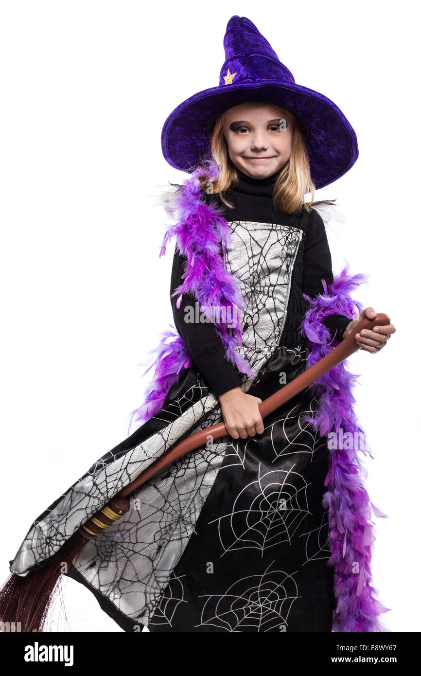 Les jeunes avec un balai de sorcière Halloween Banque D'Images
