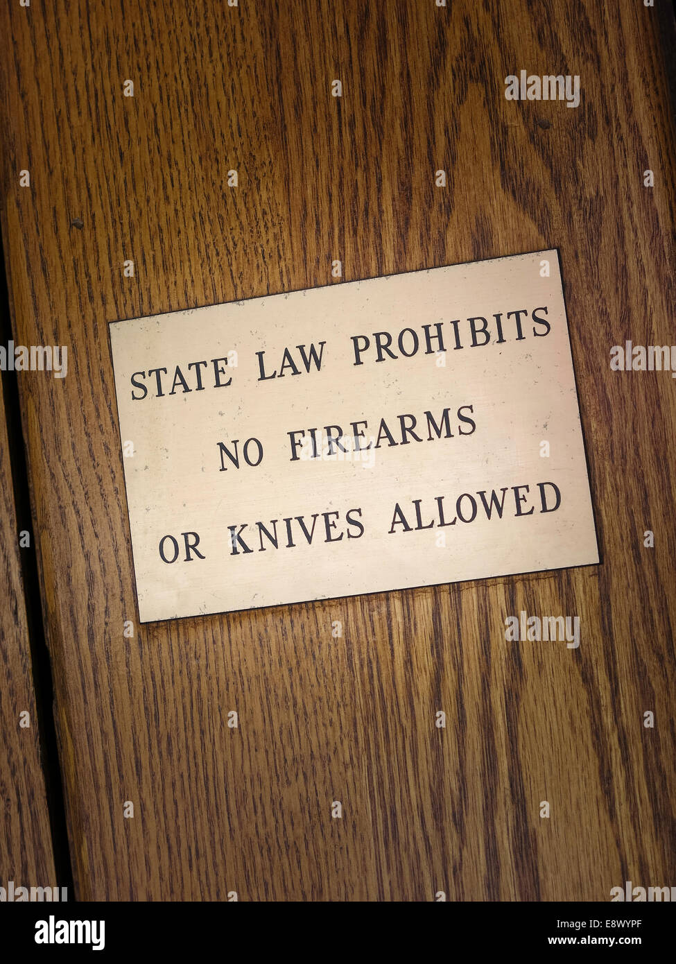 Panneau d'avertissement, la loi d'état Pas d'armes à feu ou des couteaux admis, Casino, Deadwood, SD, USA Banque D'Images