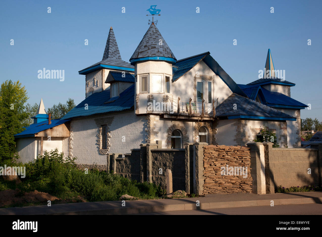 Maison traditionnelle russe dans quartier résidentiel, Astana, Kazakhstan Banque D'Images