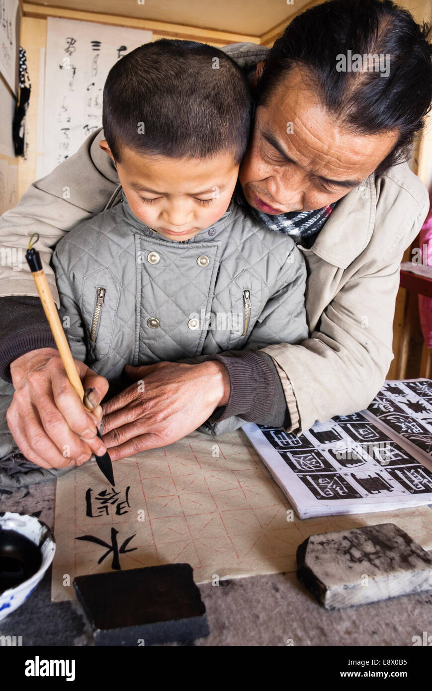 Professeur et élève à l'école de calligraphie traditionnelle. Lijiang, Chine Banque D'Images