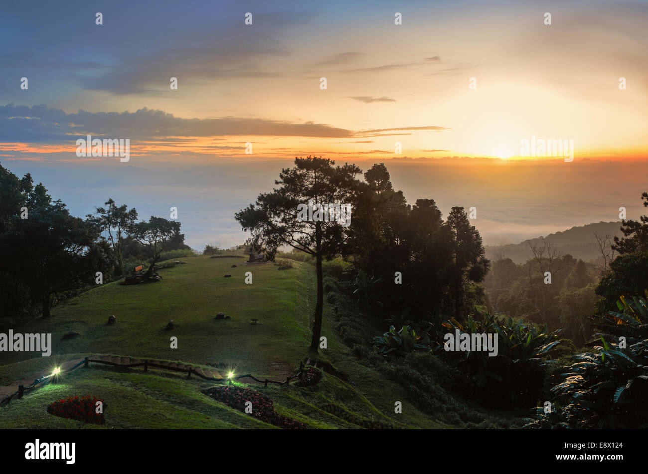 Mer Paysage de brume sur le lever du soleil vue depuis la haute montagne au parc national de Huai Nam Dang à Chiang Mai et Mae Hong Son, province Banque D'Images