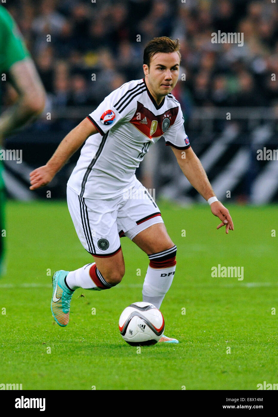 Football, match de qualification pour le championnat d'Europe de l'UEFA 2016, Veltins Arena Gelsenkirchen, Groupe D, entre l'Allemagne (blanc) et de la République d'Irlande (vert) 1:1 ; Mario Goetze (GER). Banque D'Images