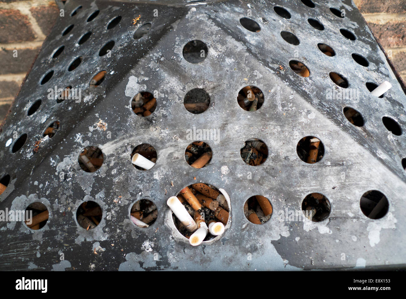 Londres, Royaume-Uni. 15 octobre, 2014. Proposition visant à interdire de fumer dans les parcs et les espaces publics ont été mis en avant pour le Maire de Londres Boris Johnson par des experts dans le London Health Commission. On pense qu'une interdiction sur les cigarettes pourrait améliorer la santé des personnes vivant dans la capitale et à définir un meilleur exemple pour les enfants. Credit : Kathy deWitt/Alamy Live News Banque D'Images