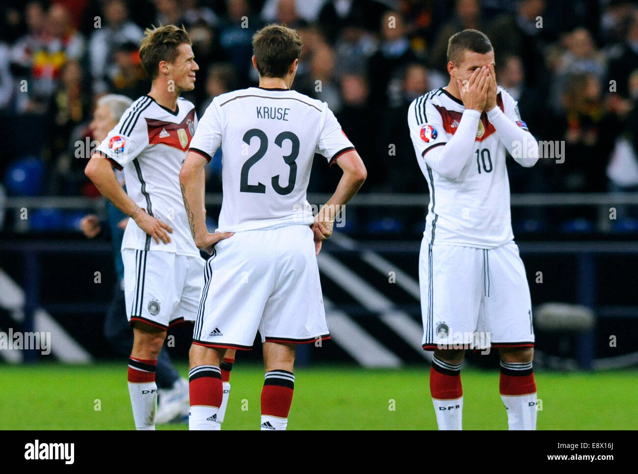 Football, match de qualification pour le championnat d'Europe de l'UEFA 2016, Veltins Arena Gelsenkirchen, Groupe D, entre l'Allemagne (blanc) et de la République d'Irlande (vert) 1:1 ; joueurs allemands sont frustrés après le match, à partir de la gauche : Erik Durm (GER), Max Kruse (GER), Lukas Podolski (GER). Banque D'Images