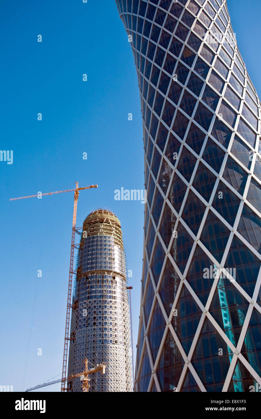 La tour Tornado (devant) CICO/STAT architectes et Bureau de Doha bâtiment en construction NOOR et architectes DIWAN, Doha Banque D'Images