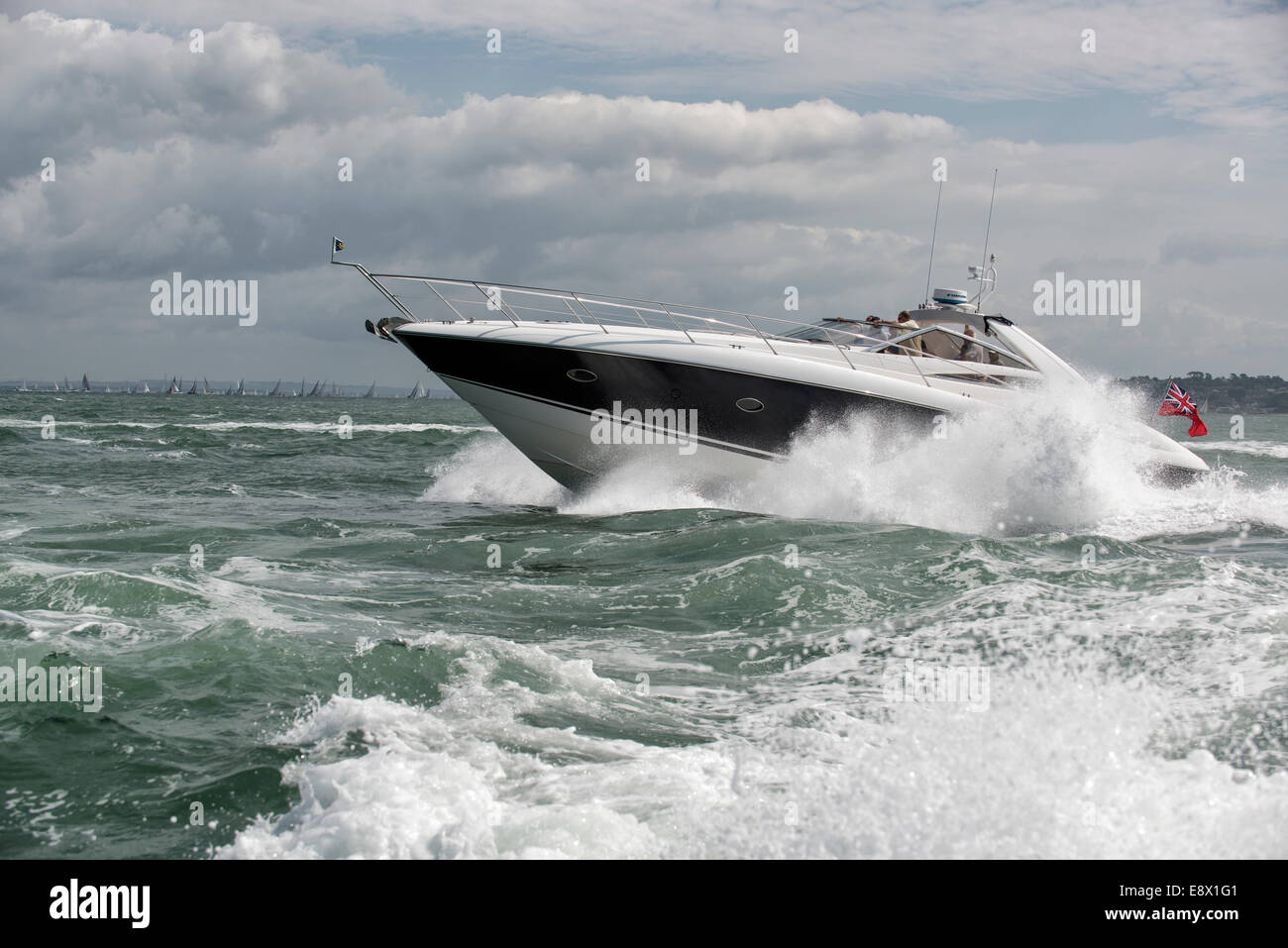 Shamu un Sunseeker Portofino Bateau Yacht se pavane sa substance dans le Solent au cours de la semaine de Cowes Regatta Banque D'Images