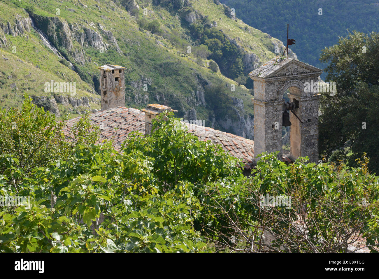 Ancienne église situé sur la colline près de Monte Sant'Angelo, Pouilles, Italie Banque D'Images