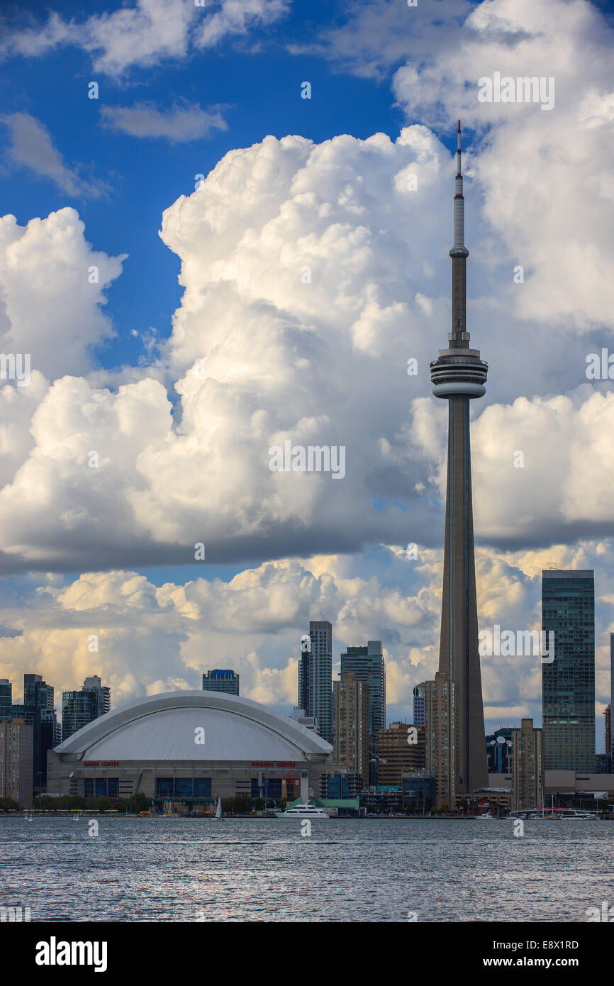 Célèbre ville de Toronto avec la Tour CN et le Centre Rogers pris de les îles de Toronto. Banque D'Images