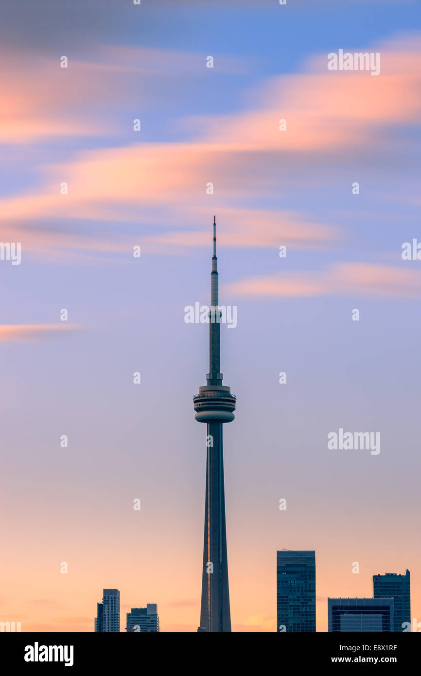 La Tour CN de Toronto au coucher du soleil avec une longue exposition, tirée de l'îles de Toronto. Banque D'Images