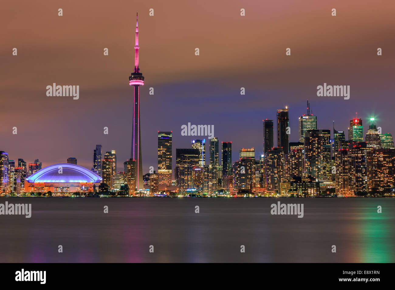 Célèbre ville de Toronto avec la Tour CN et le Centre Rogers après le coucher du soleil prises depuis les îles de Toronto. Banque D'Images