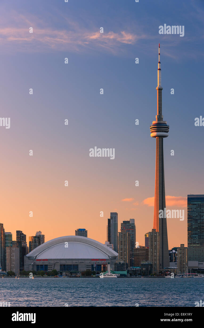 Célèbre ville de Toronto avec la Tour CN et le Centre Rogers après le coucher du soleil prises depuis les îles de Toronto. Banque D'Images