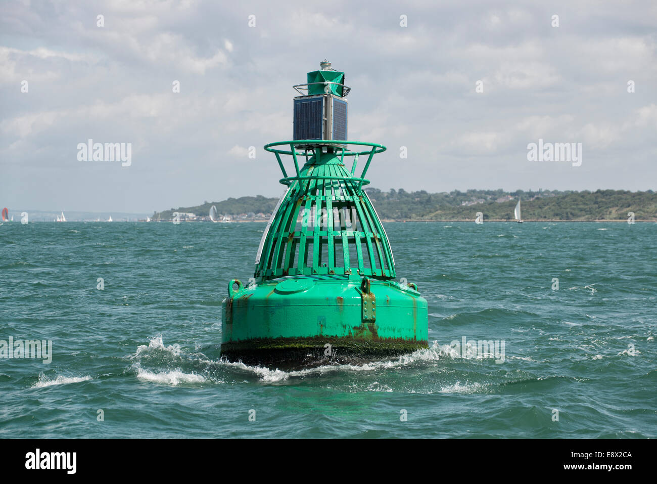 L'hydromel sel bouée dans le Solent marque l'Hydromel Sel Ledges près du Newtown Creek sur la rive nord de l'île de Wight Banque D'Images