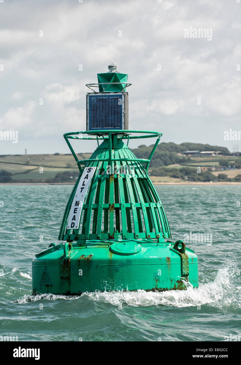 L'hydromel sel bouée dans le Solent marque l'Hydromel Sel Ledges près du Newtown Creek sur la rive nord de l'île de Wight Banque D'Images