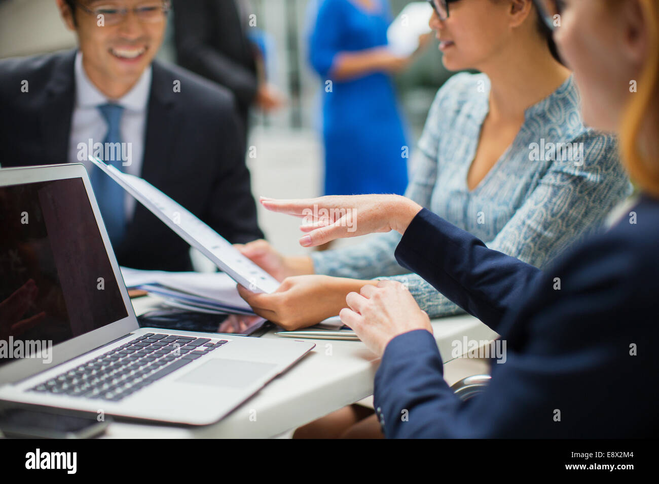 Businessman in office building Banque D'Images