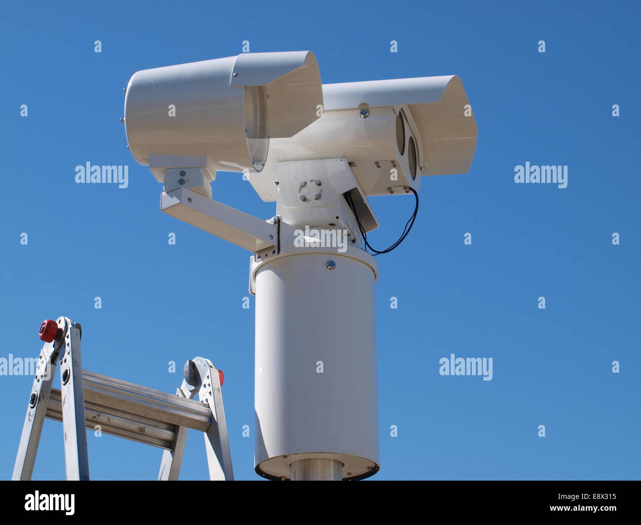 Nouveaux appareils photo sont en cours d'installation dans une intersection obtenir les mises à niveau. Ces caméras ne sont pas populaires auprès des conducteurs. Banque D'Images