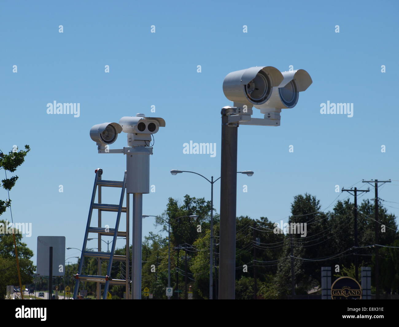 Nouveaux appareils photo sont en cours d'installation dans une intersection obtenir les mises à niveau. Ces caméras ne sont pas populaires auprès des conducteurs. Banque D'Images