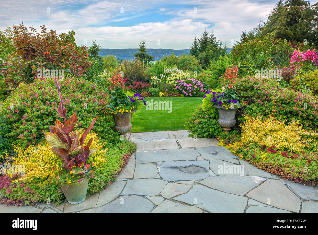 Vashon-Maury Island, WA : Maison mitoyenne avec jardin patio dallé vivaces Banque D'Images