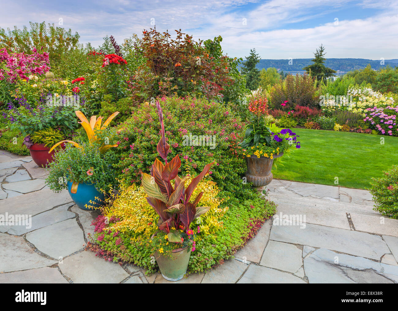 Vashon-Maury Island, WA : Maison mitoyenne avec jardin patio dallé vivaces Banque D'Images