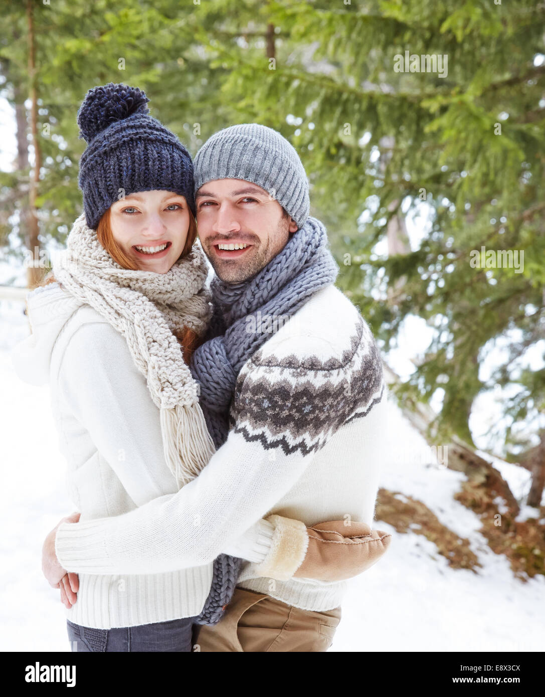 Le couple hugging in snow Banque D'Images