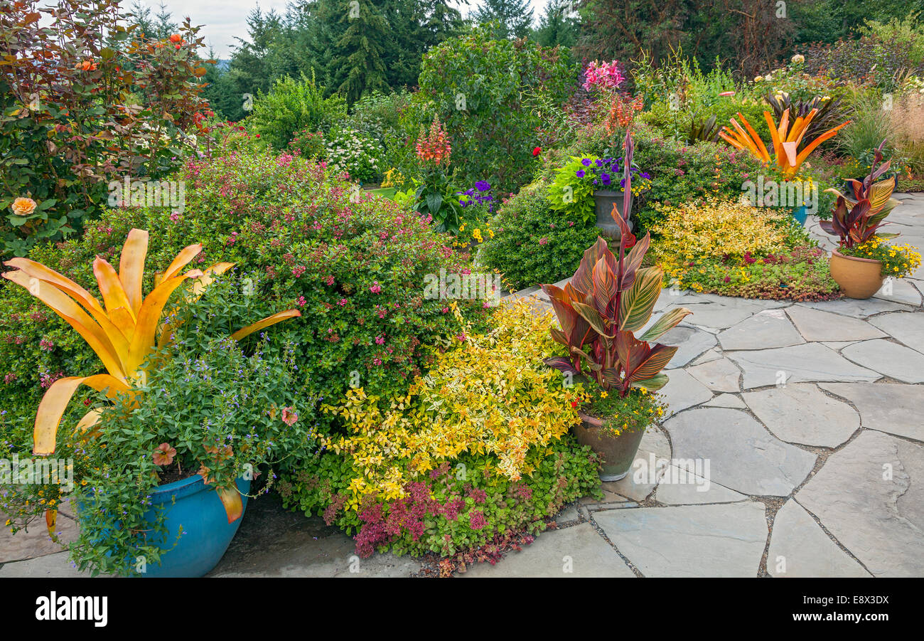 Vashon-Maury Island, WA : Maison mitoyenne avec jardin patio dallé vivaces Banque D'Images