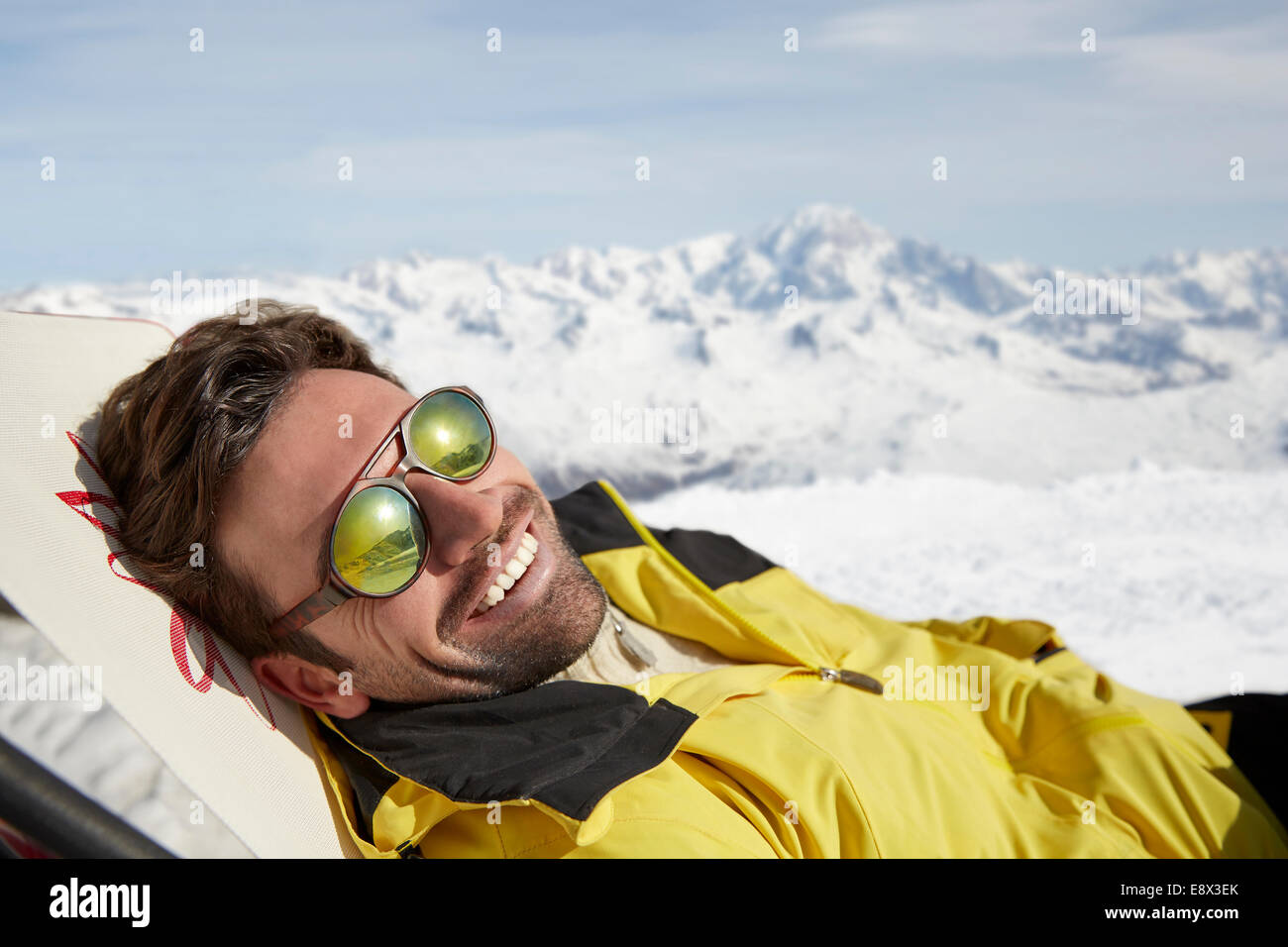 L'homme portant sur une chaise dans la neige Banque D'Images