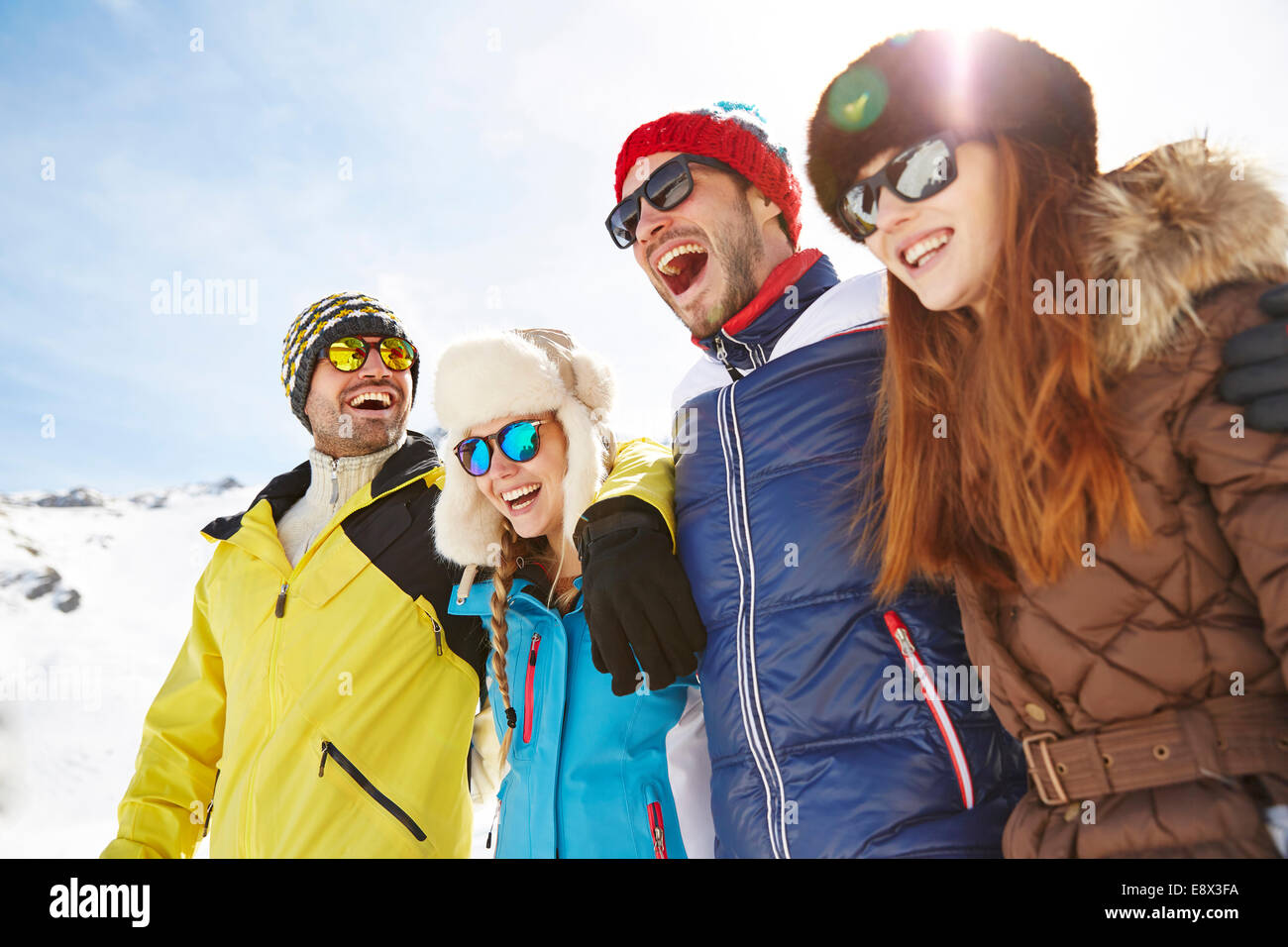 Friends hugging dans la neige Banque D'Images