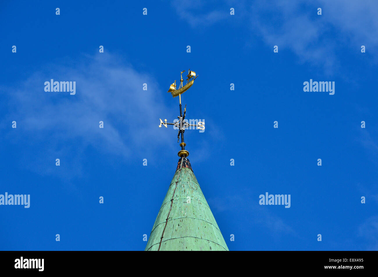 Stock Photo - girouette sur la flèche de la Guildhall, Derry, Londonderry, en Irlande du Nord. ©George Sweeney /Alamy Banque D'Images