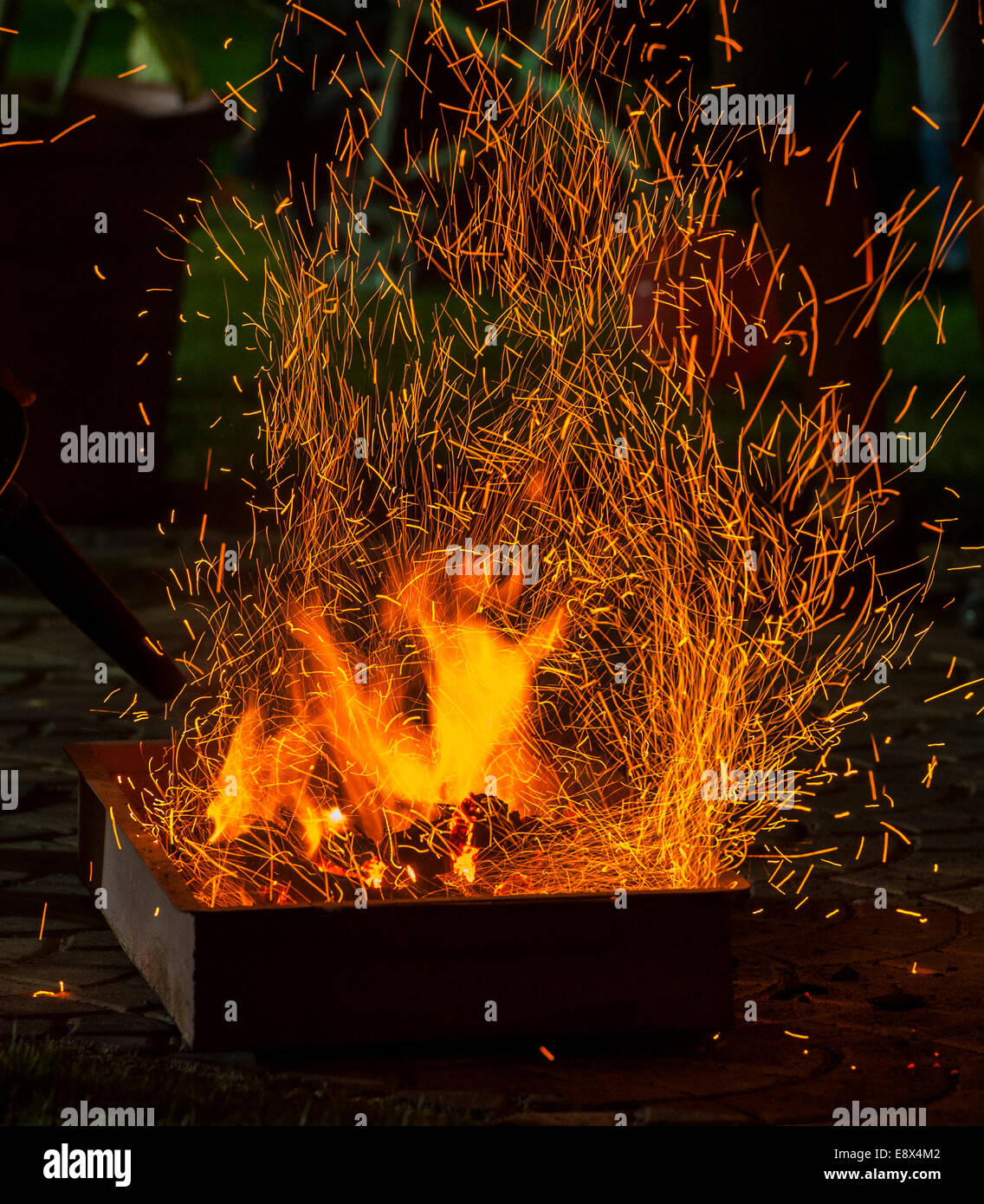 Charbon De Charbon De Bois Grill Brûlant Dans Les Flammes Avec Feu Et  Briquet Dans Cheminée Barbecue Pour Barbecue Soirée Image stock - Image du  allemagne, gril: 215570327