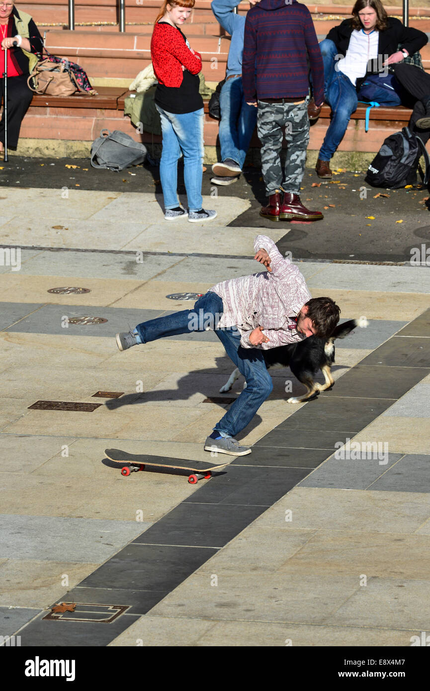 Stock Photo - Jeunesse sur skate board à l'extérieur. ©George Sweeney /Alamy Banque D'Images