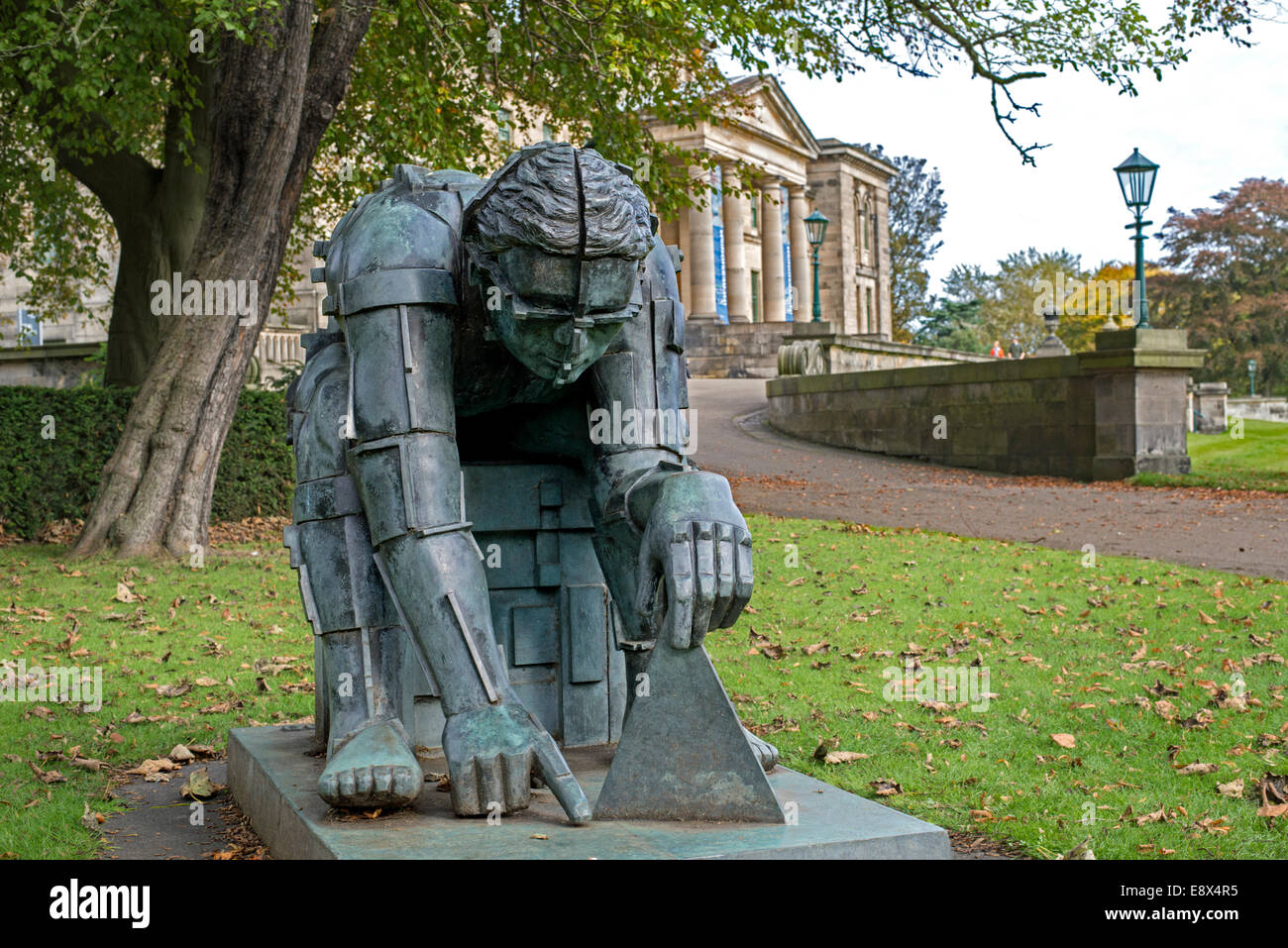 La figure de Sir Isaac Newton par Sir Eduardo Paolozzi en bronze à l'entrée de la Galerie d'Art moderne (deux) à Édimbourg, en Écosse, au Royaume-Uni Banque D'Images