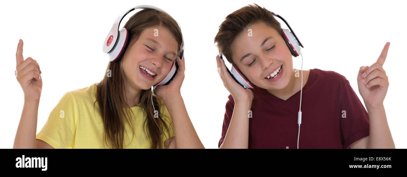 Jeune adolescent ou les enfants d'écouter de la musique, isolé sur fond blanc Banque D'Images