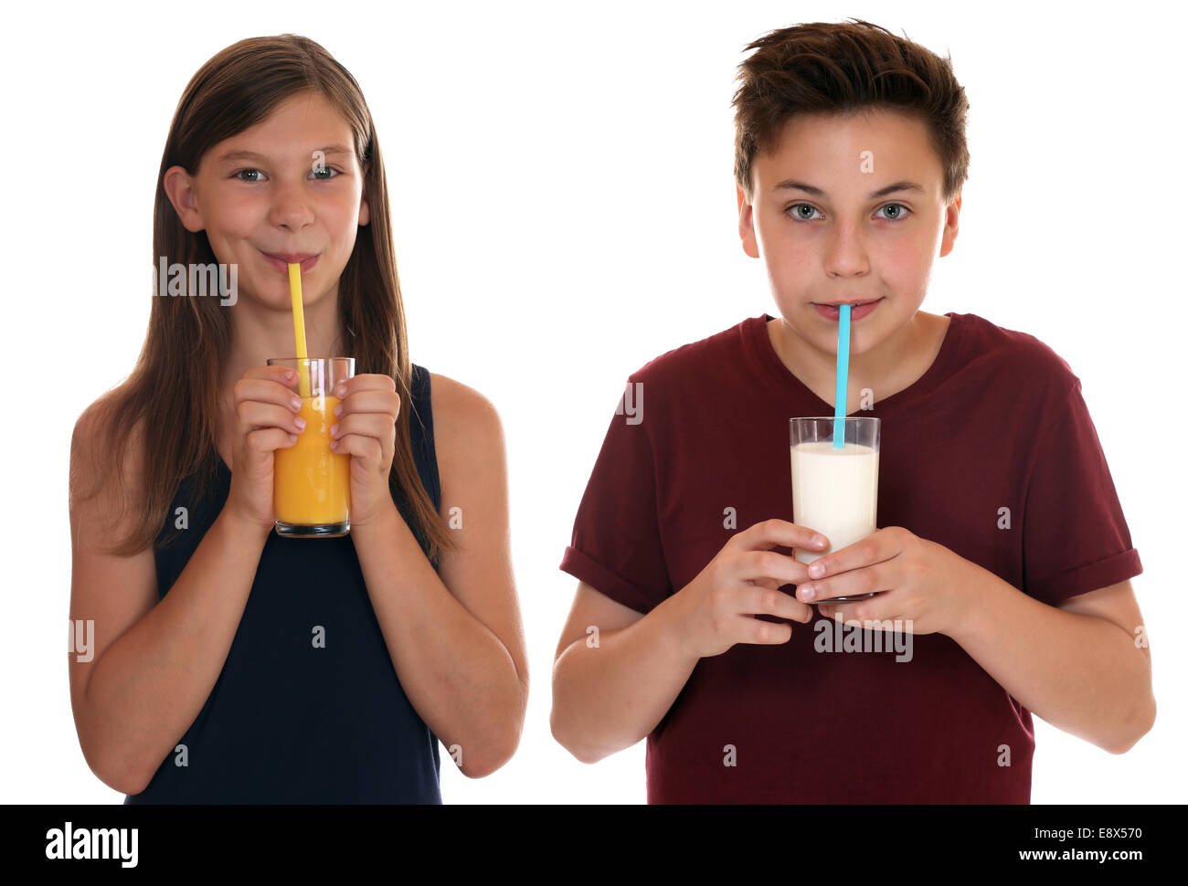 La saine alimentation enfants boire du lait et jus d'orange, isolé sur fond blanc Banque D'Images