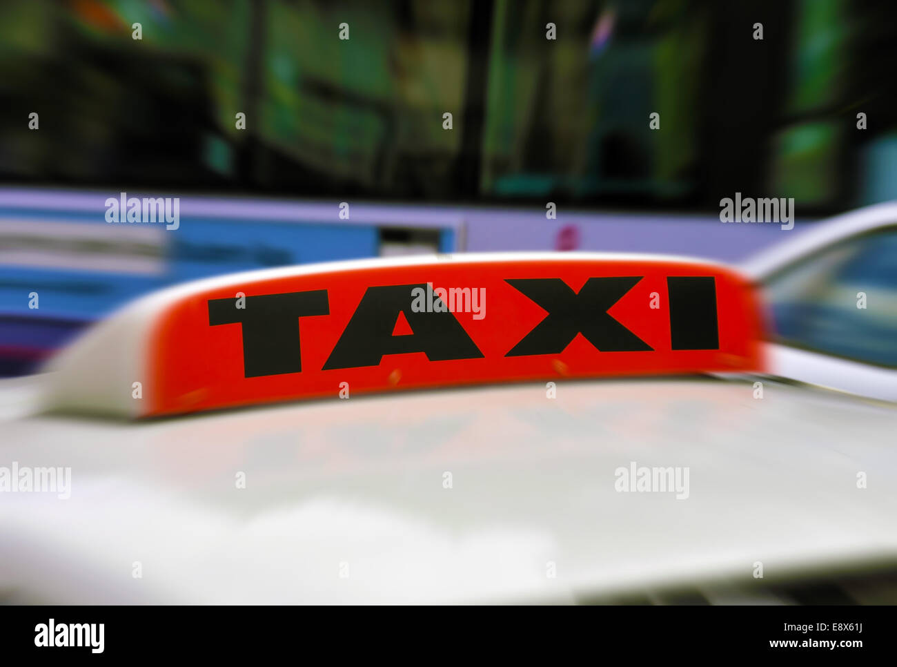 Close up de signer avec TAXI bus passant derrière. Effet de zoom appliqué à signer Banque D'Images Close up de signer avec TAXI bus passant derrière. Effet de zoom appliqué à signer Banque D'Images