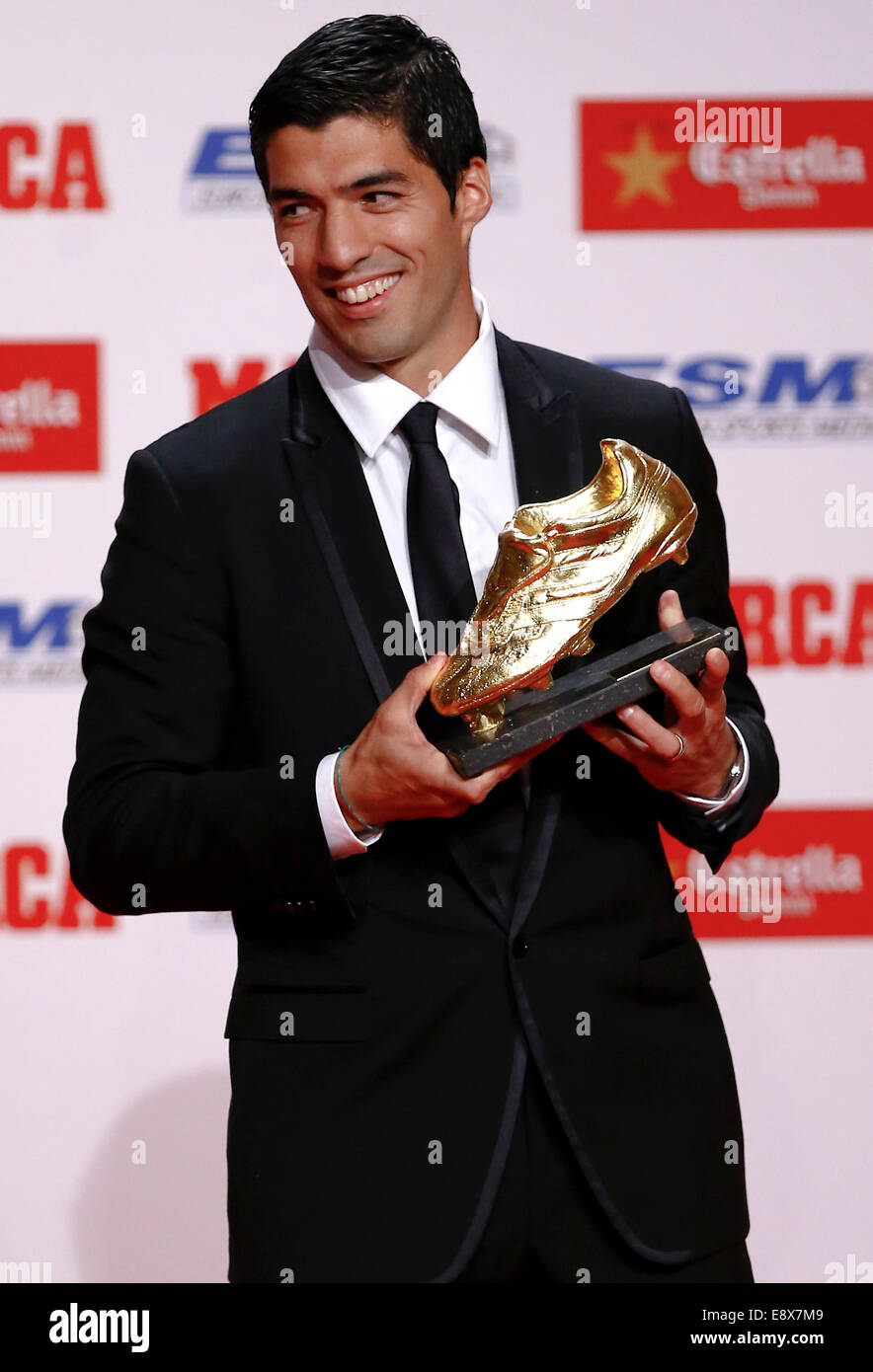 Barcelone, Espagne. 15 Oct, 2014. Barcelone, Luis Suarez pose avec le trophée d'or à Barcelone, Espagne, le 15 octobre 2014. Suarez a partagé le trophée avec le Real Madrid Cristiano Ronaldo avec un total de 31 buts en championnats nationaux d'Europe la saison dernière. Credit : Pau Barrena/Xinhua/Alamy Live News Banque D'Images