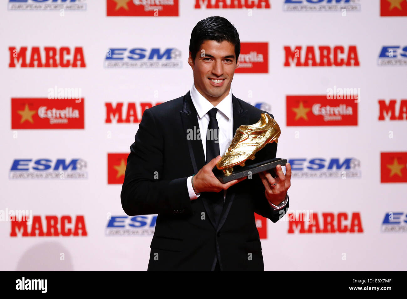 Barcelone, Espagne. 15 Oct, 2014. Barcelone, Luis Suarez pose avec le trophée d'or à Barcelone, Espagne, le 15 octobre 2014. Suarez a partagé le trophée avec le Real Madrid Cristiano Ronaldo avec un total de 31 buts en championnats nationaux d'Europe la saison dernière. Credit : Pau Barrena/Xinhua/Alamy Live News Banque D'Images