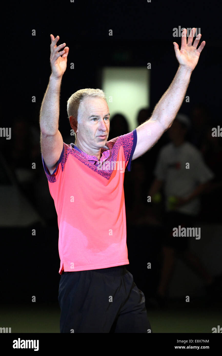 Bratislava, Slovaquie. 15 Oct, 2014. John McEnroe célèbre après avoir remporté le match d'exhibition contre Ivan Lendl à Bratislava, Slovaquie, le 15 octobre 2014. Ivan Lendl et John McEnroe ont été les deux ex n°1 mondial des joueurs de tennis professionnel dans les années 80. Credit : Andrej Klizan/Xinhua/Alamy Live News Banque D'Images